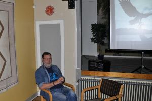 Lasse Willén visar bilder