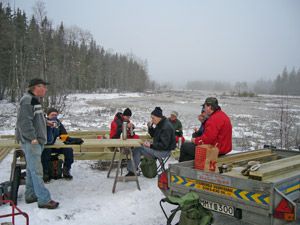 Fikapaus i arbetet i snön som kom tidigt detta år.